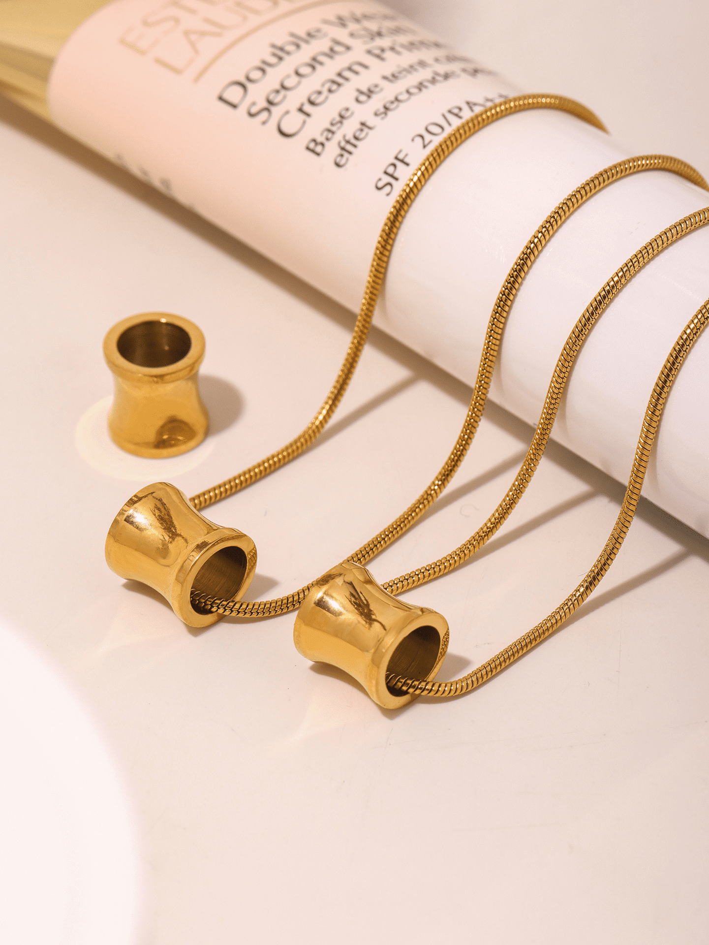 Collar de elegancia minimalista en la cintura