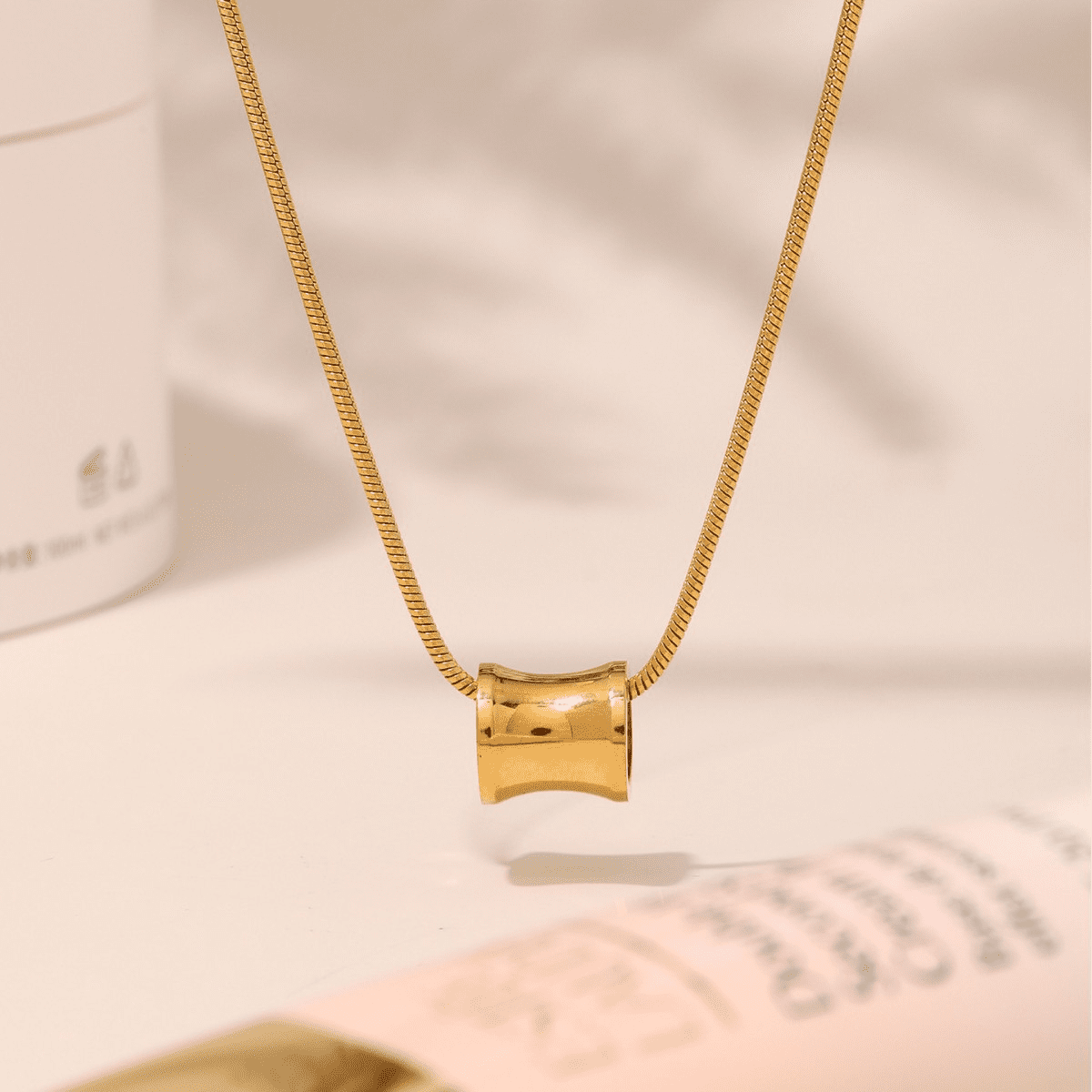 Collar de elegancia minimalista en la cintura