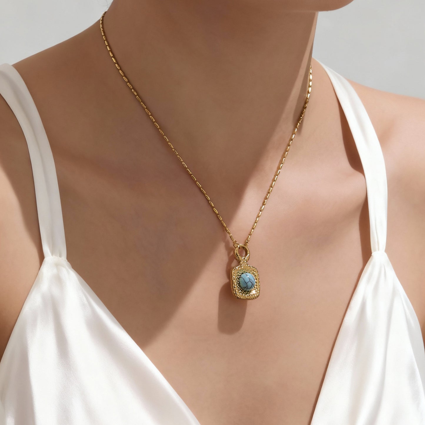 Collares con dijes cuadrados de turquesa azul