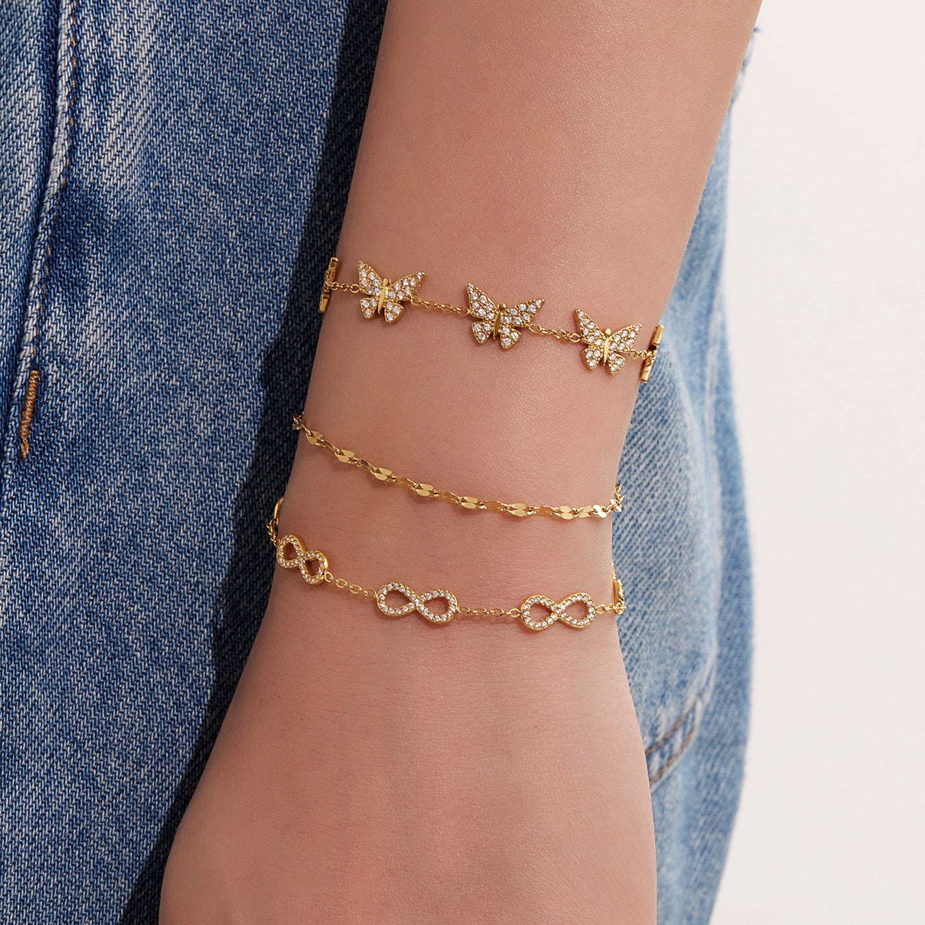 Pulsera de acero inoxidable con circonitas y número 8