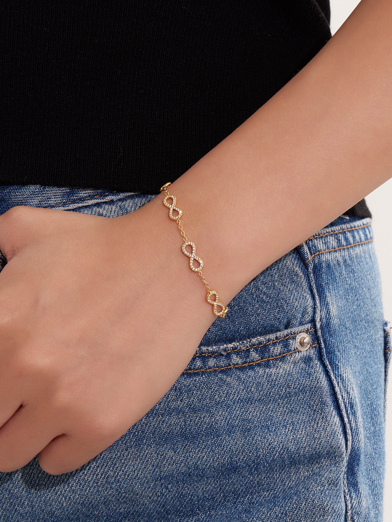 Pulsera de acero inoxidable con circonitas y número 8