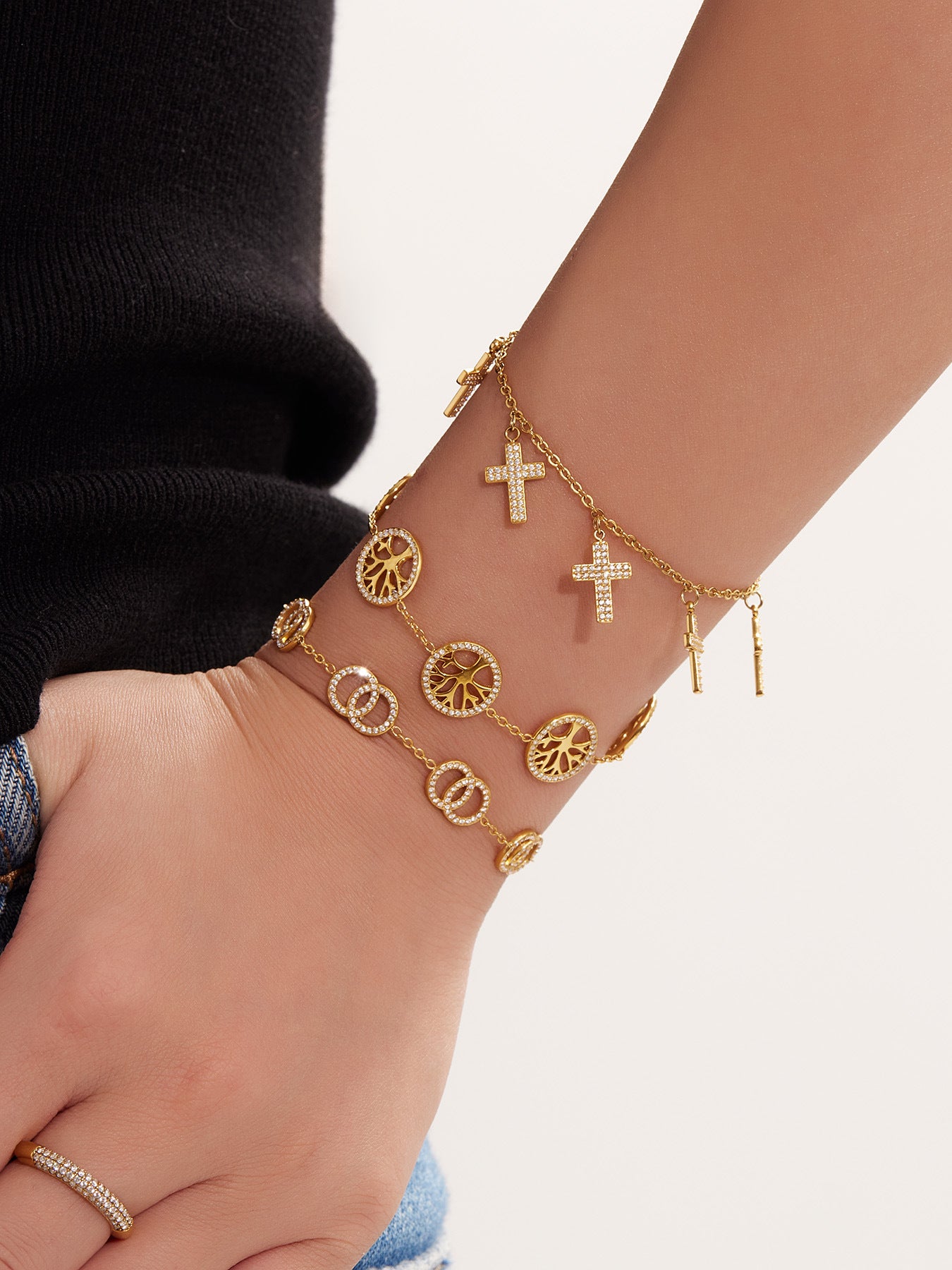 Pulsera cruzada de acero inoxidable y color dorado