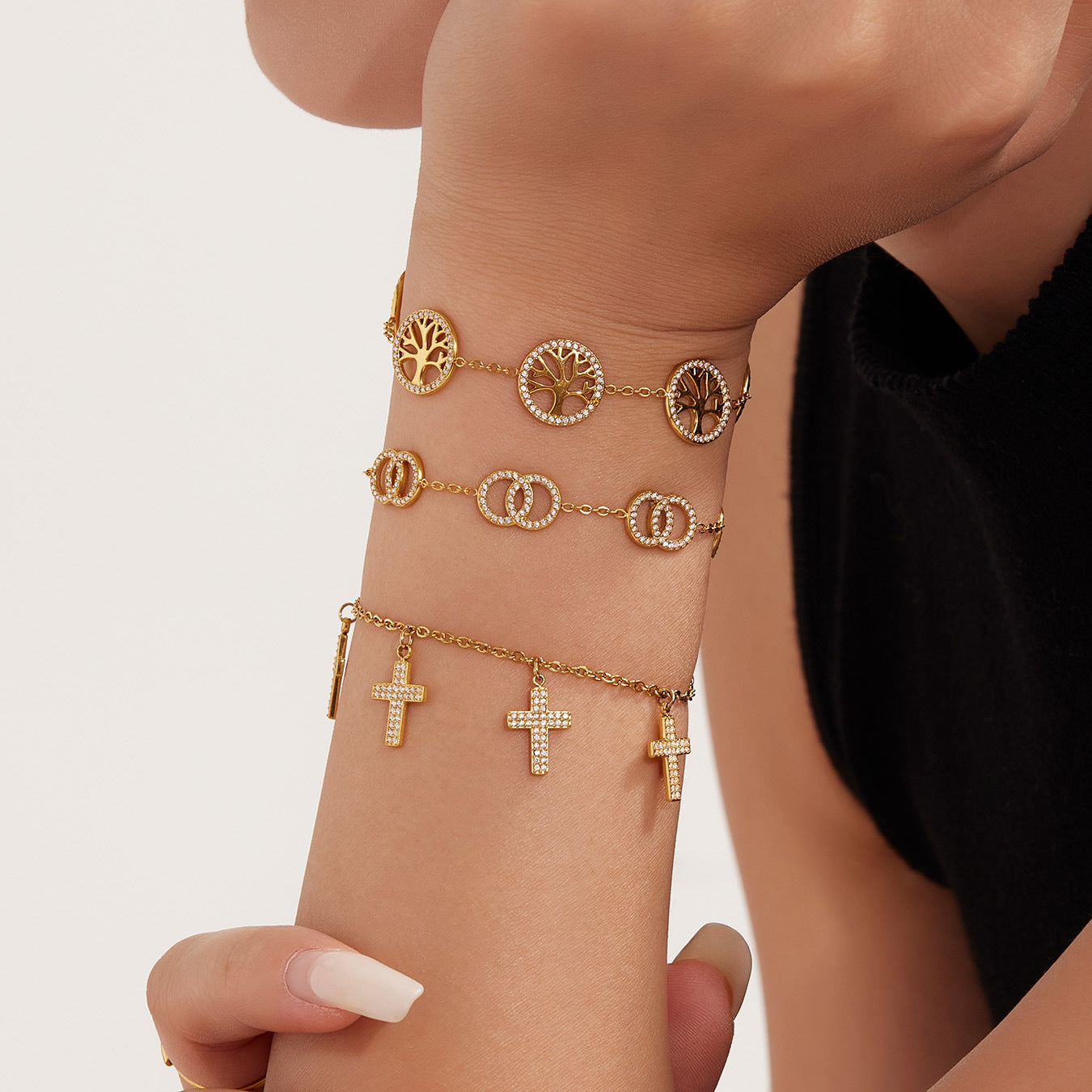 Pulsera cruzada de acero inoxidable y color dorado