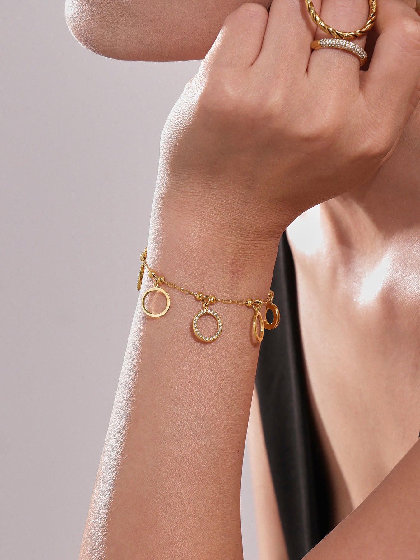 Pulsera de circonitas redondas de acero inoxidable bañada en oro de 18 quilates