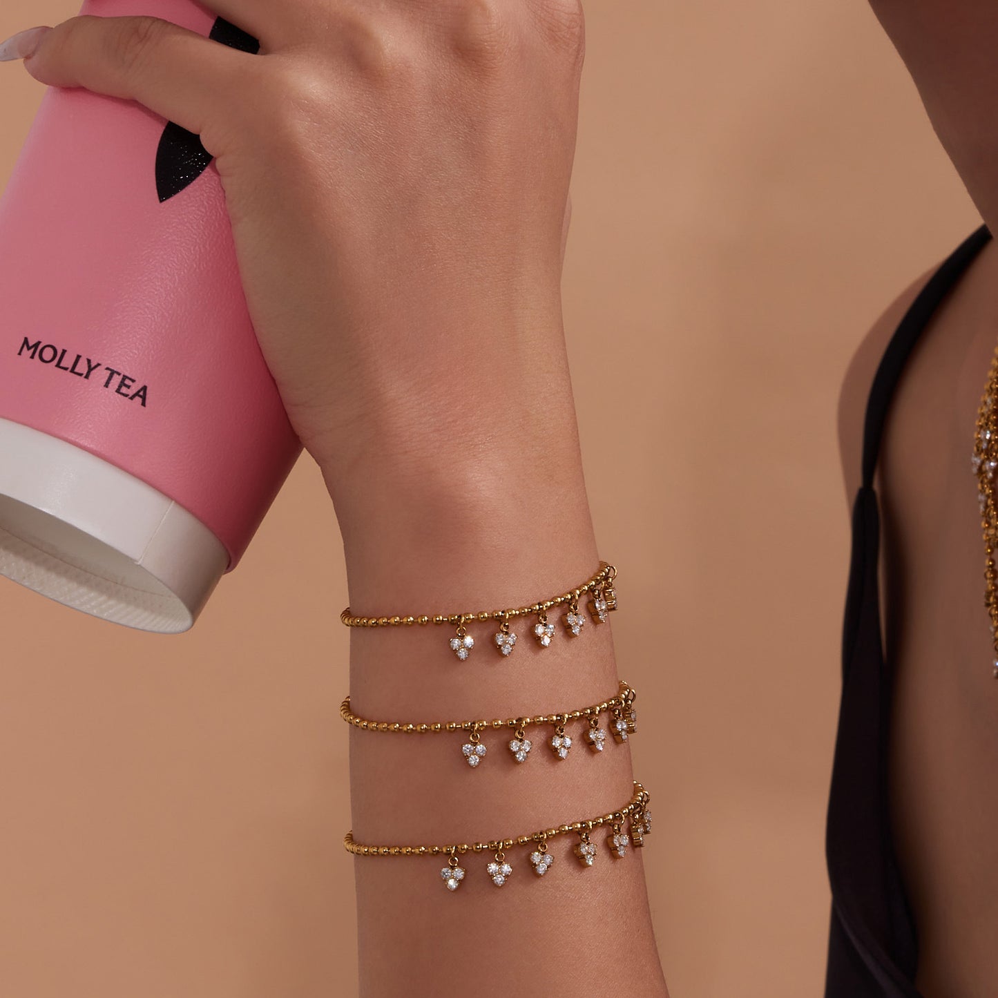 Pulsera de acero inoxidable con circonitas pequeñas y borla triangular