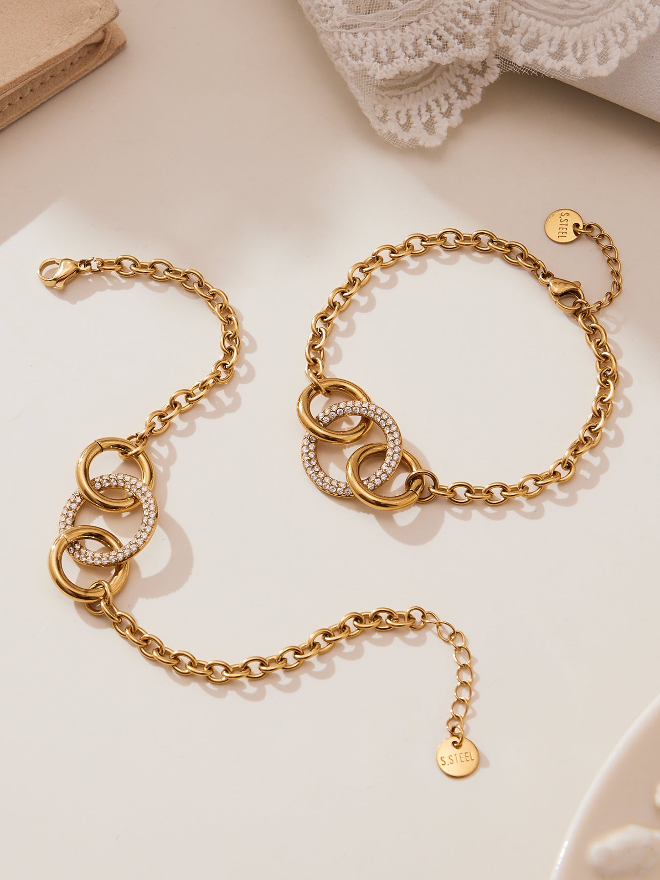 Pulsera de acero inoxidable con aros de circonita cosida a mano en color dorado