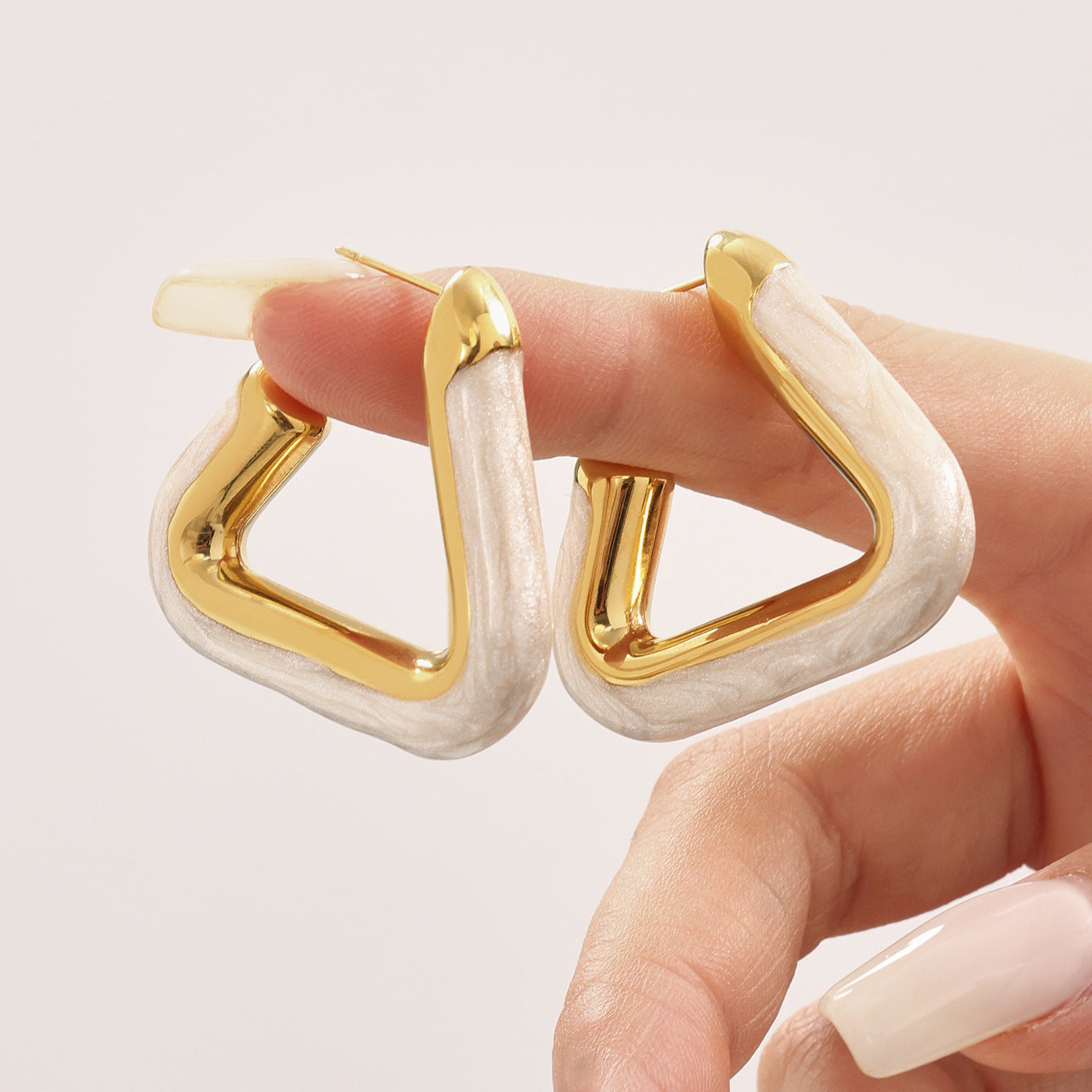 Pendientes triangulares huecos con gotas de aceite