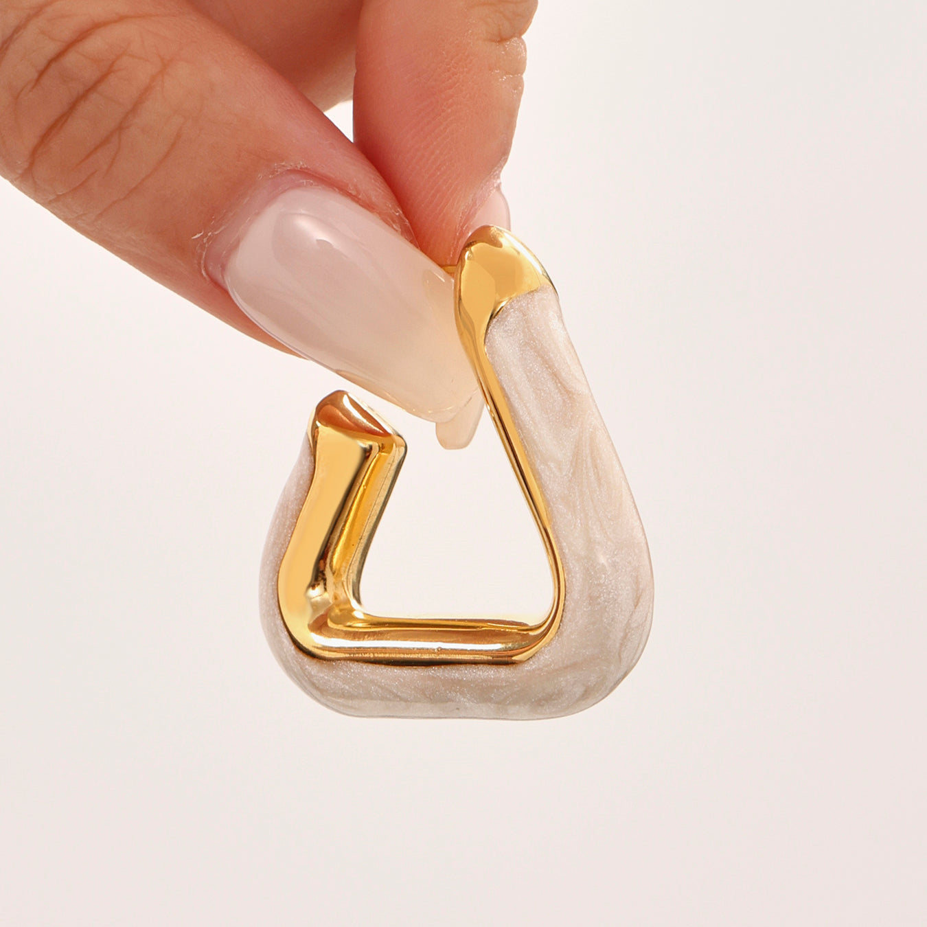 Pendientes triangulares huecos con gotas de aceite
