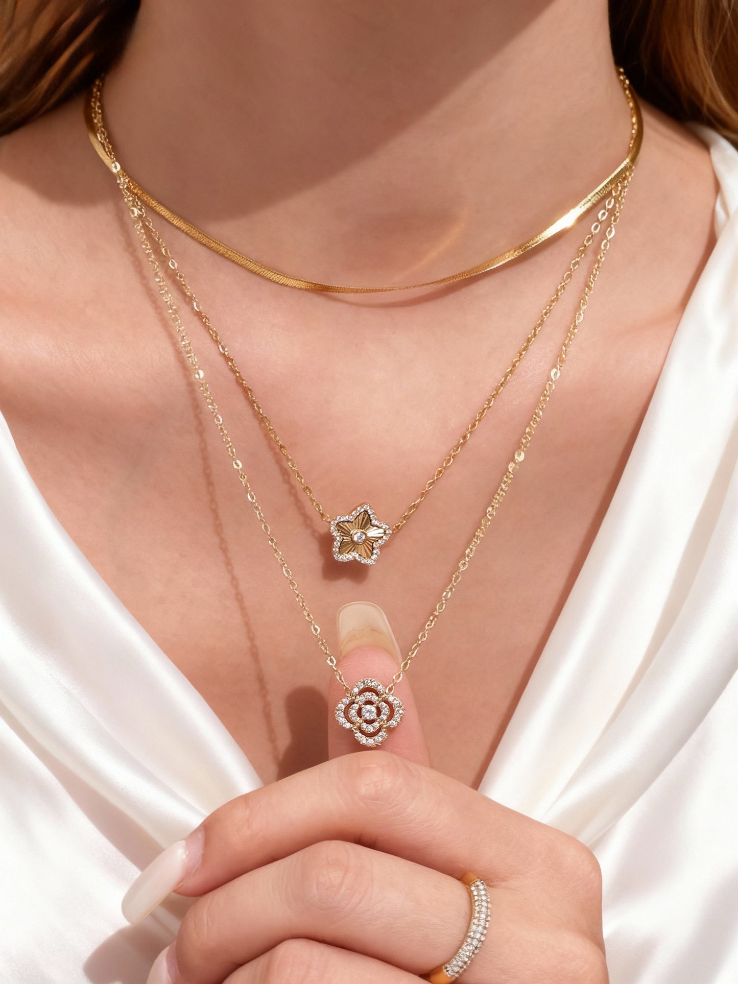 Four Leaf FlowerFour Leaf Flower Zircon Necklace