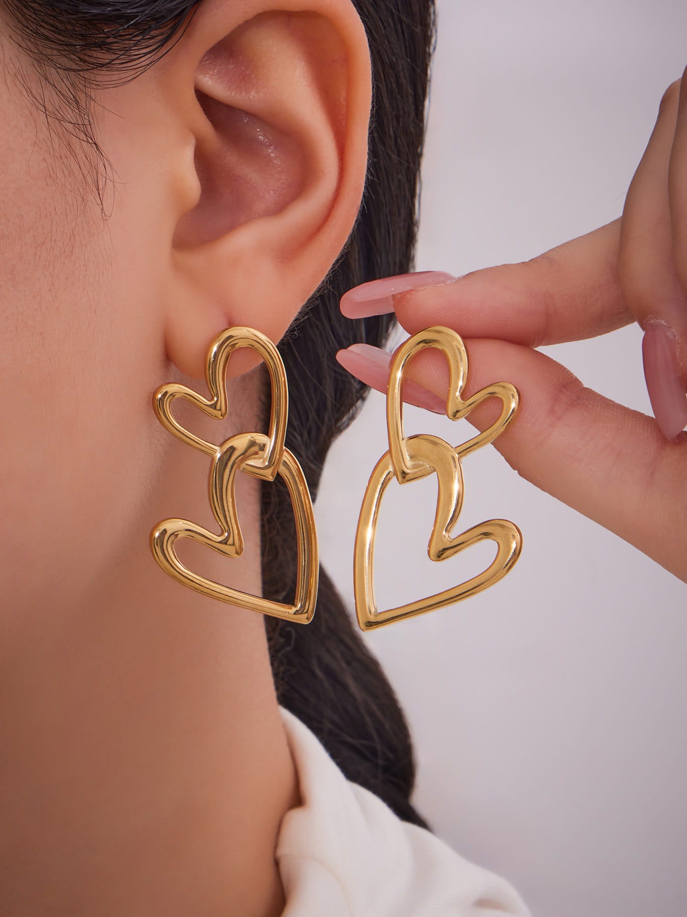 Pendientes clásicos y frescos de doble corazón.