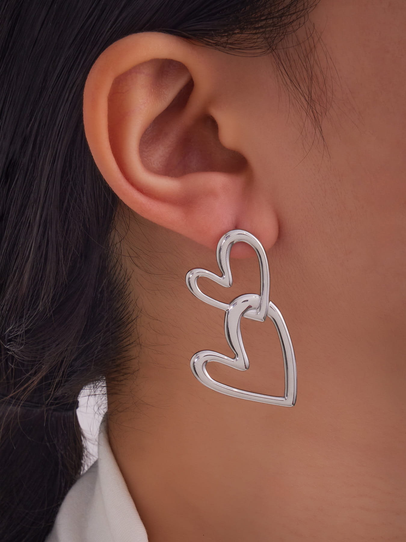 Pendientes clásicos y frescos de doble corazón.