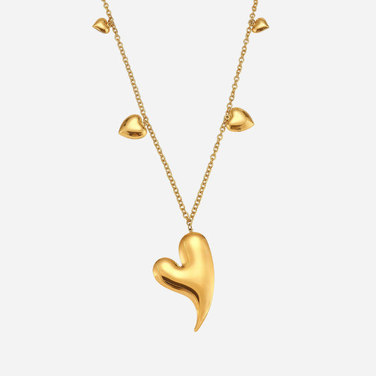Collar largo de cadena con múltiples colgantes y corazón brillante