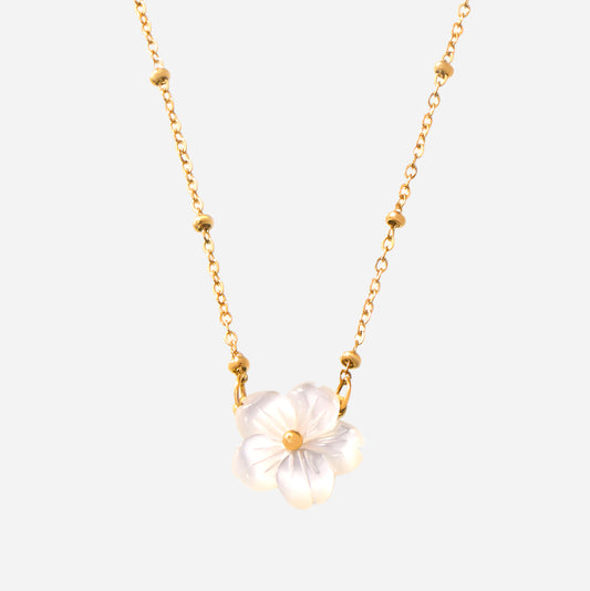 Collar con colgante de flor de concha blanca