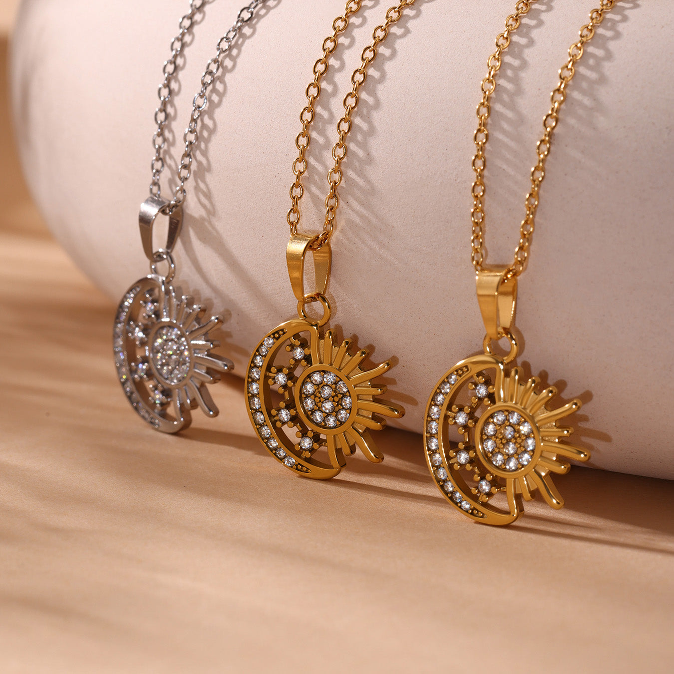 Collares con dije de sol y luna de circonita 5A