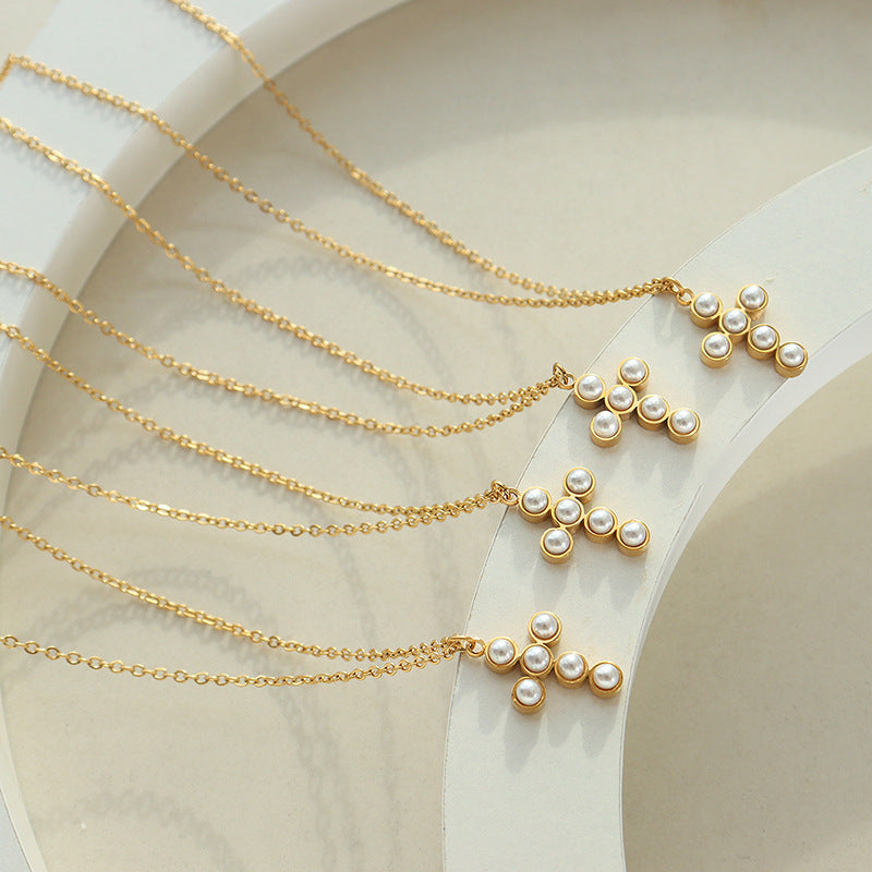 Collar con colgante de cruz de perla: elegante joyería de fe resistente al agua