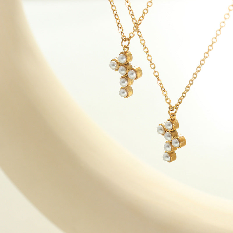 Collar con colgante de cruz de perla: elegante joyería de fe resistente al agua