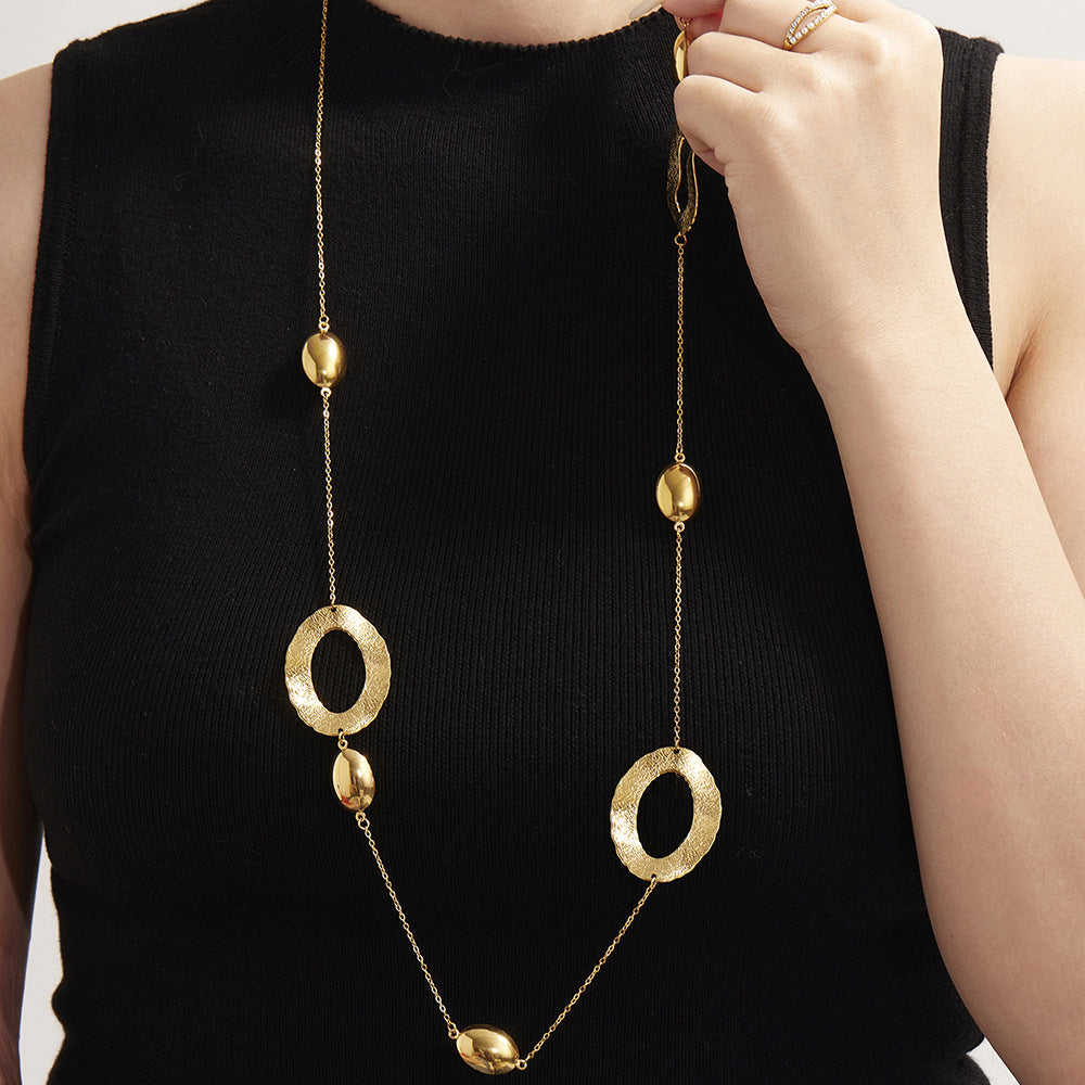 Collar largo de cadena tipo suéter con diseño hueco en forma de huevo martillado