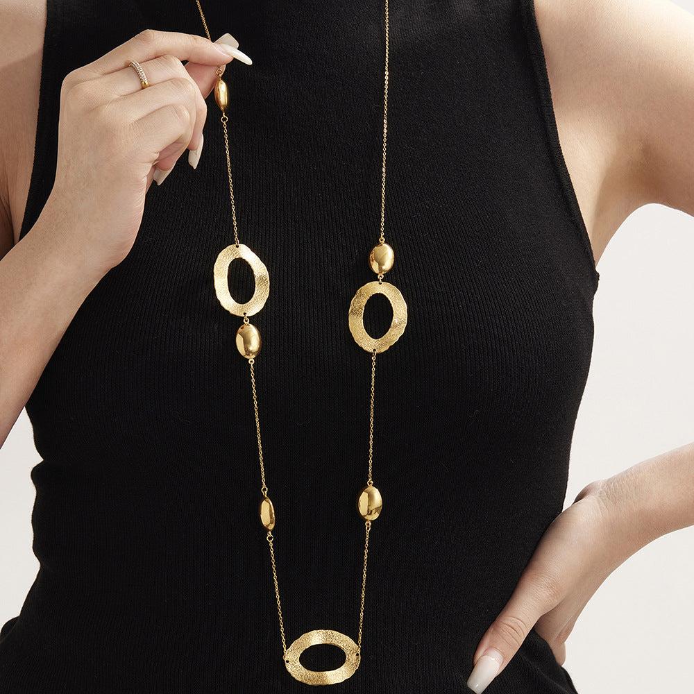 Collar largo de cadena tipo suéter con diseño hueco en forma de huevo martillado