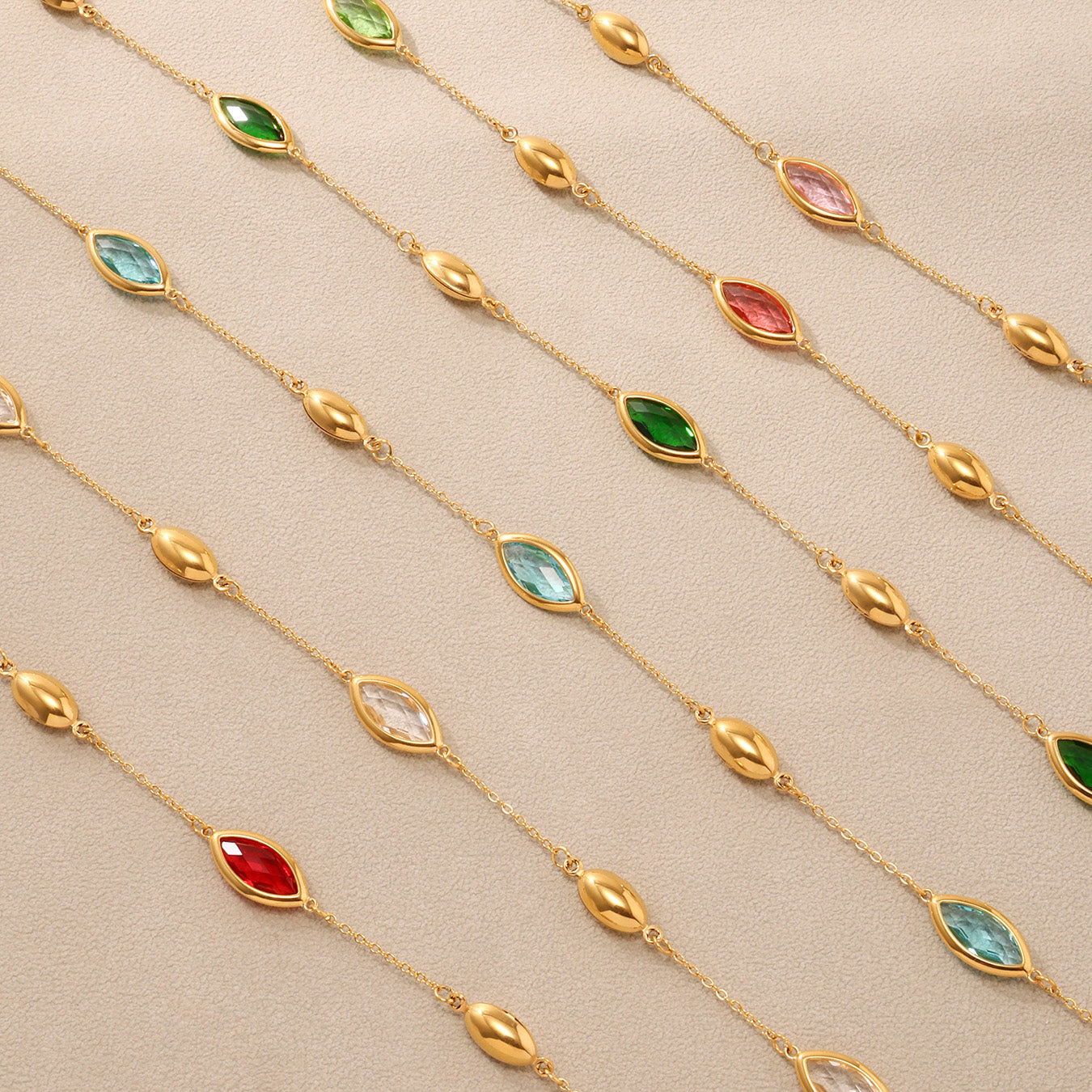 Collar con colgante de cristal dorado | Cuentas ovaladas en cadena de oro resistente al agua