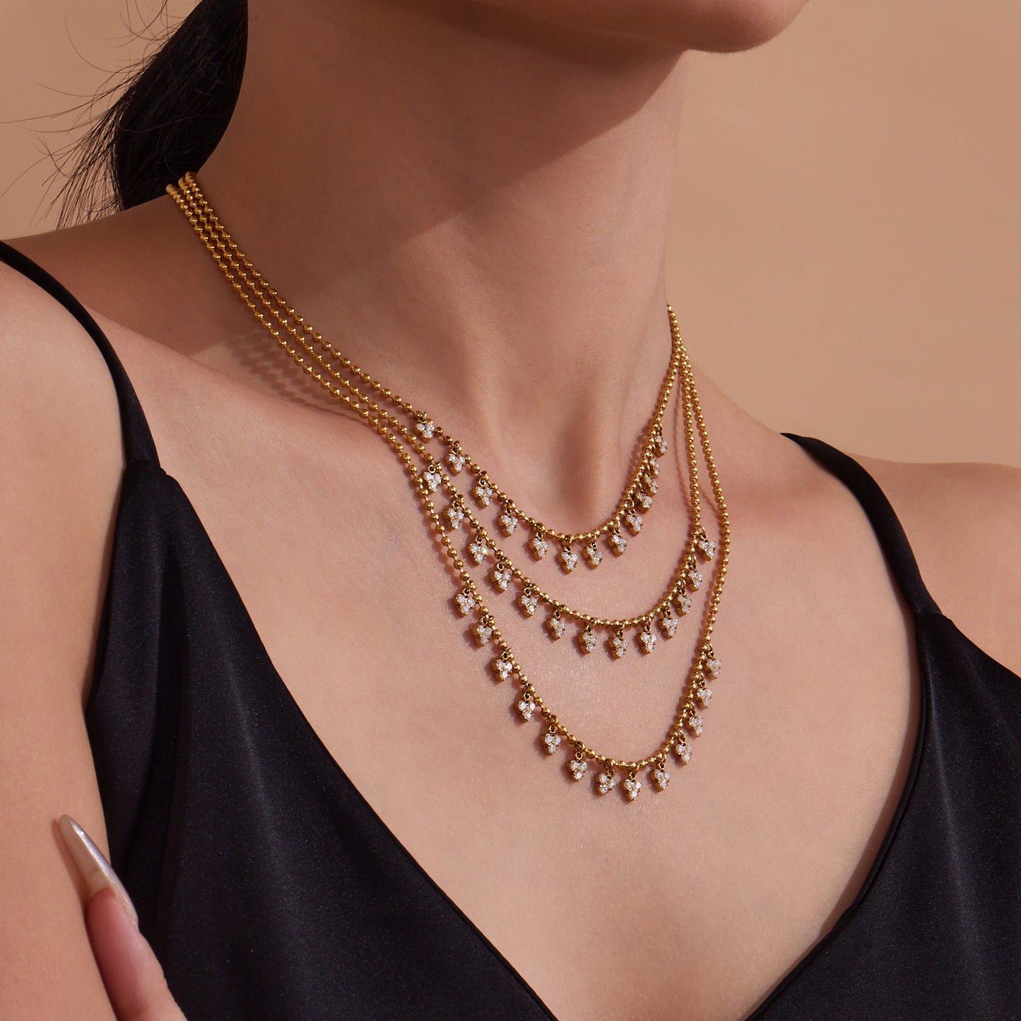 Collar de acero inoxidable con circonitas pequeñas y borla triangular