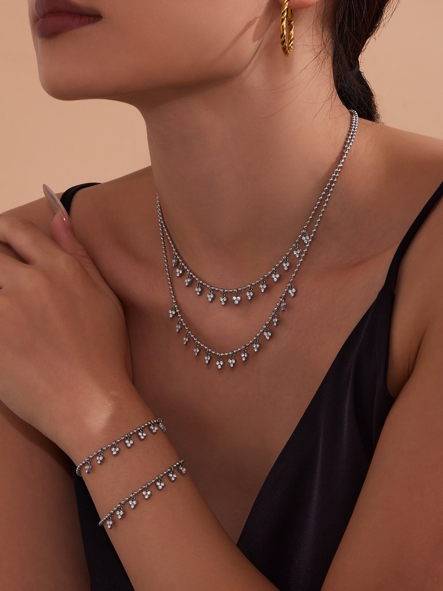 Collar de acero inoxidable con circonitas pequeñas y borla triangular