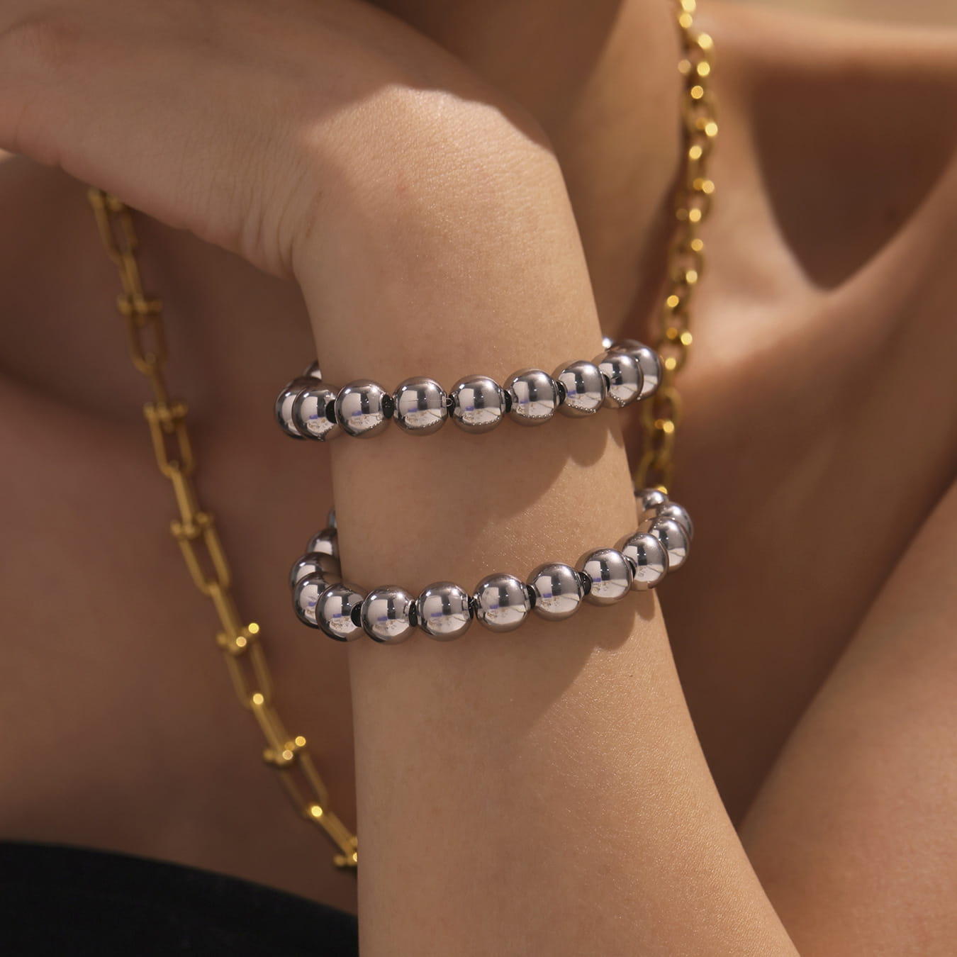 Pulsera de cuentas doradas | Joyería EuroChic de acero inoxidable con cadena