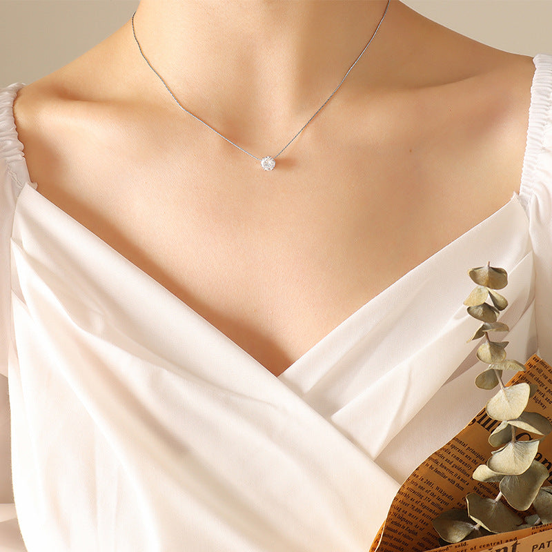Collar con incrustaciones de circonitas individuales