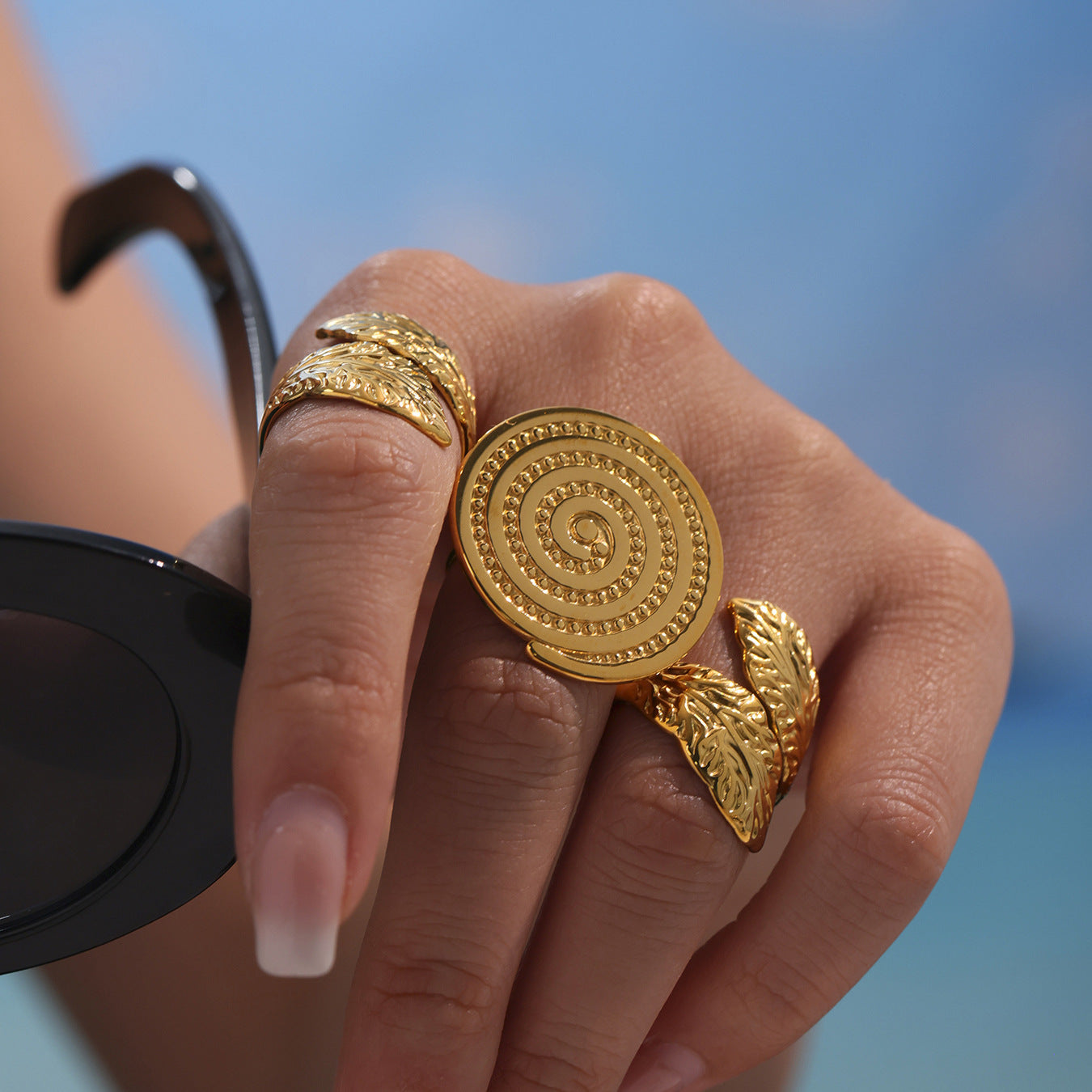 Anillo abierto de acero inoxidable con textura de hoja para mujer