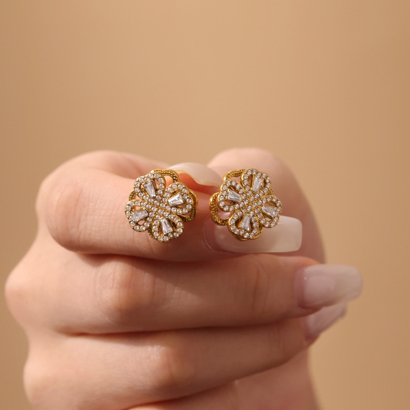 Anillo de flor de circón
