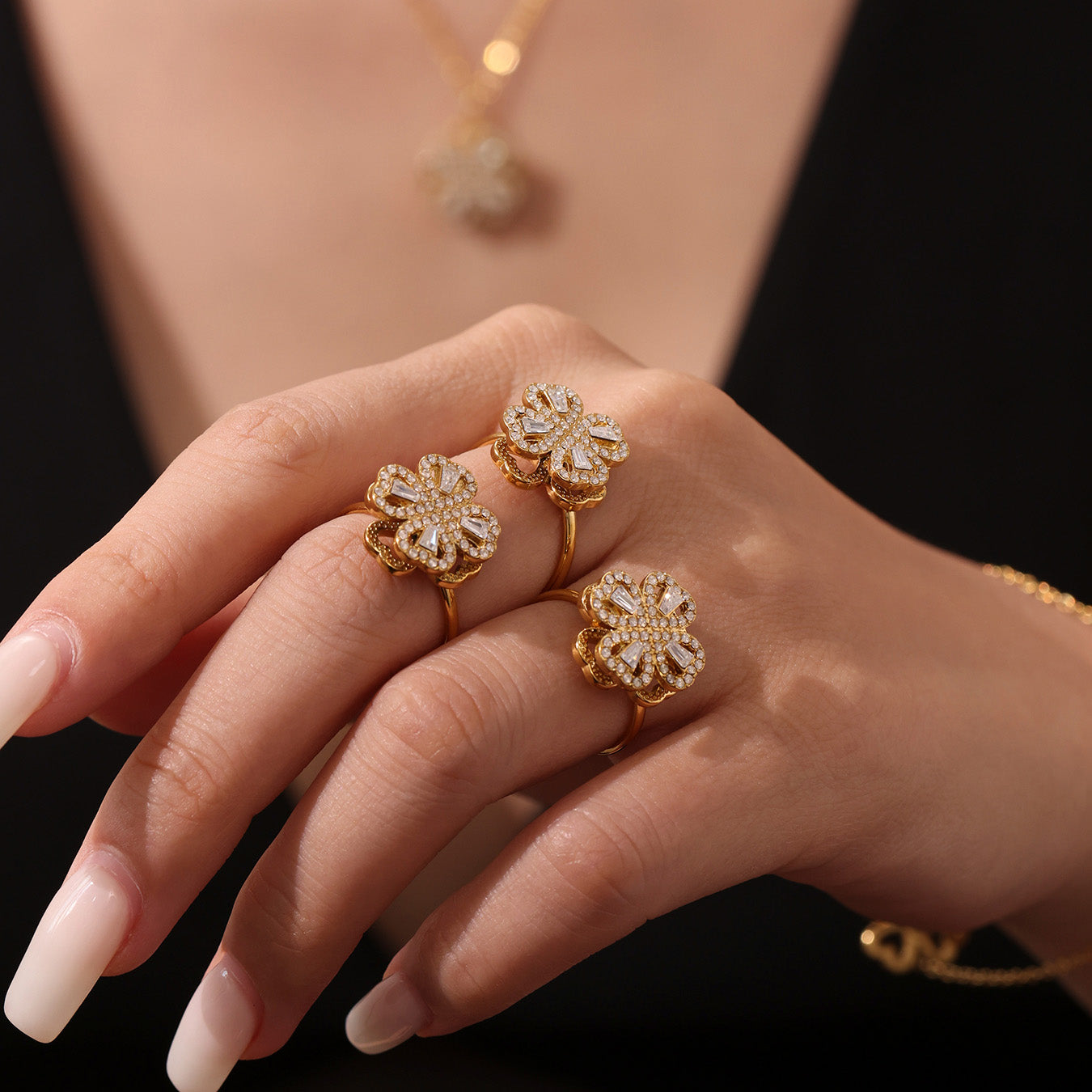 Anillo de flor de circón