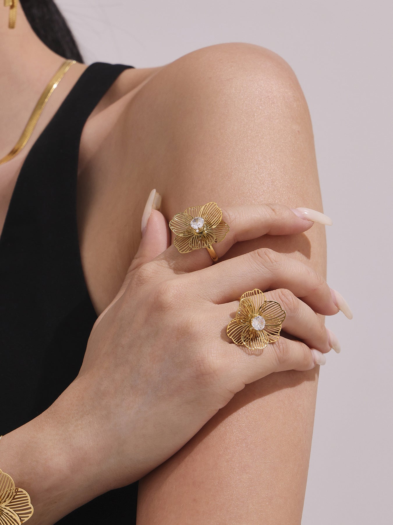 Anillo de acero inoxidable con borla de flor de circonita