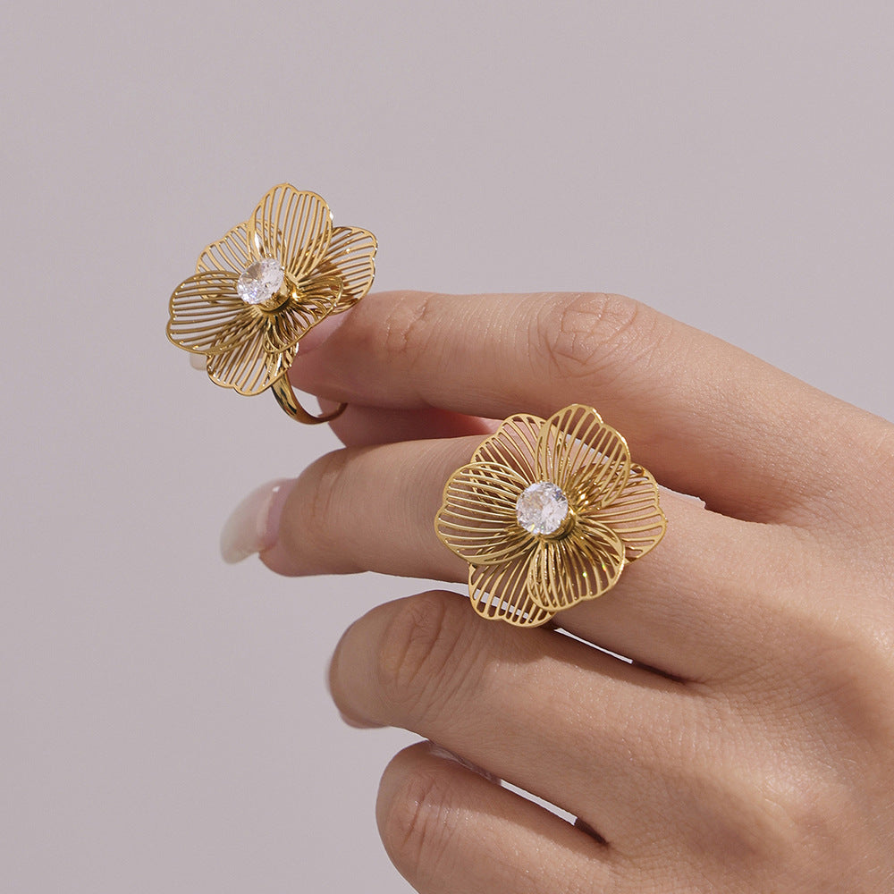 Anillo de acero inoxidable con borla de flor de circonita