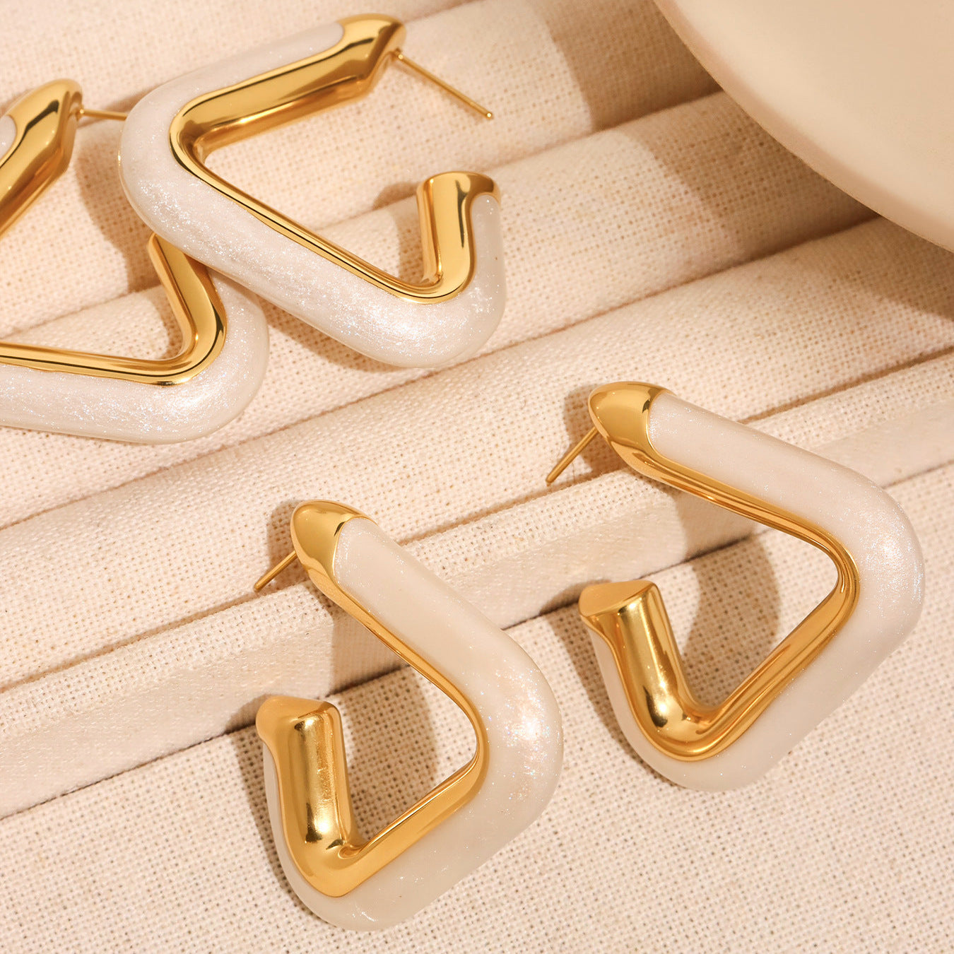 Pendientes triangulares huecos con gotas de aceite