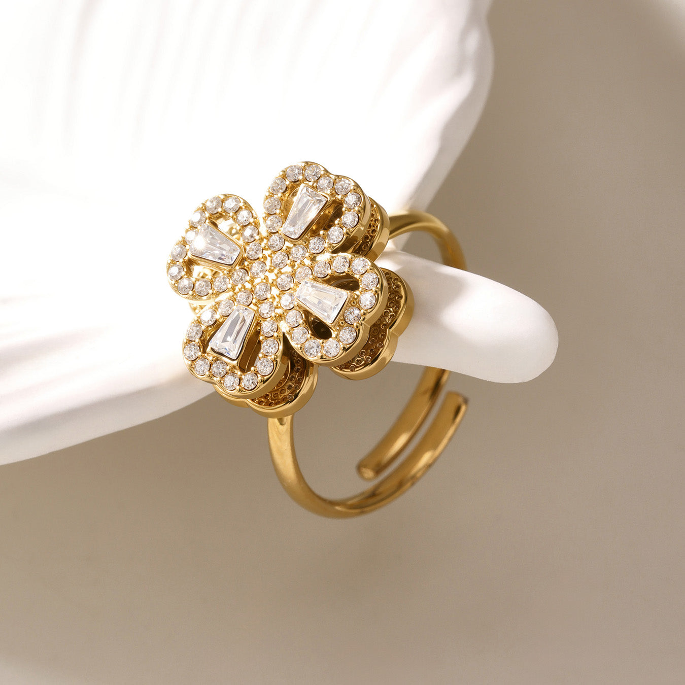 Anillo de flor de circón